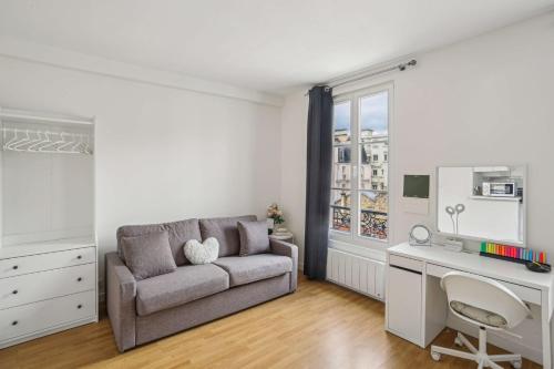 un salon avec un canapé et un bureau dans l'établissement L'Adorable, à Paris