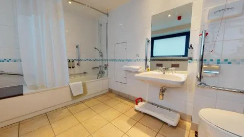 Holiday Inn Cardiff City Centre by IHG photo 15