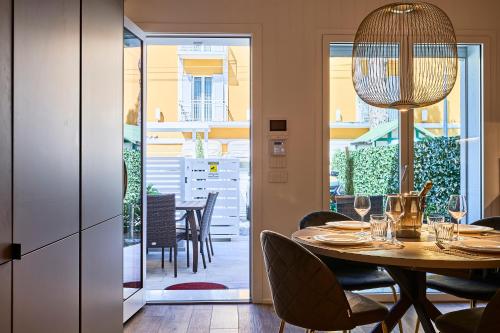 una sala da pranzo con tavolo e sedie di The Twins 1 Luxury Home - Lungomare Viale Milano 20 a Riccione