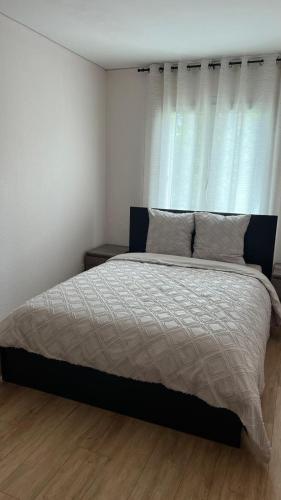une chambre avec un grand lit avec une fenêtre dans l'établissement Superbe Appartement tout équipé, Coins cosy à Metz gare, 50M2, Parking privé, Balcon, 2p, à Metz