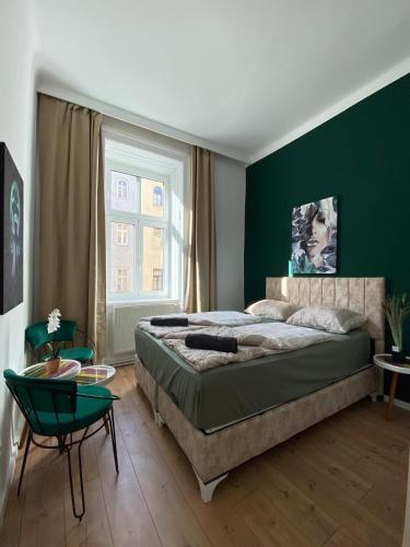 Budget 8BR Apartment with Terrace for 16 Guests