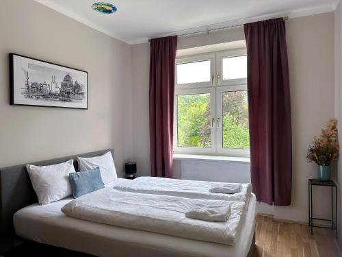 Una cama o camas en una habitación de Up Resistances G