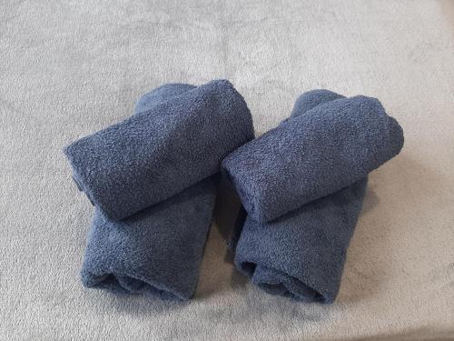 a pair of towels sitting on the floor at Kameralny Apartament w Centrum in Szczytno