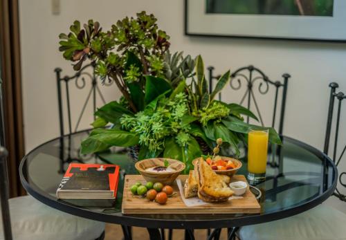 a glass table with a tray of food on it at Hotel Boutique y Restaurante Panisté in Santa Cruz Verapaz