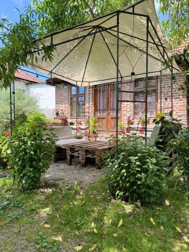 a picnic table in front of a brick house at Old Court in Curtea de Argeş