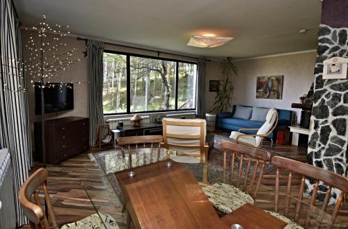 een woonkamer met een bank en een tafel en stoelen bij Art Spa Villa Gal in Velingrad