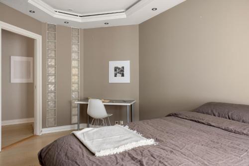 Postel nebo postele na pokoji v ubytování Dinbnb Apartments I 1898 Building With 95 Sqm Of Luxury I 2x Workspace