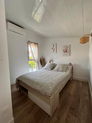 une chambre avec un lit et une fenêtre dans l'établissement La pitchounette, à Fleury