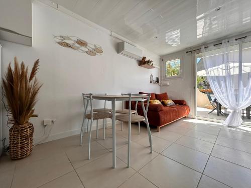 un salon avec une table et un canapé dans l'établissement La pitchounette, à Fleury