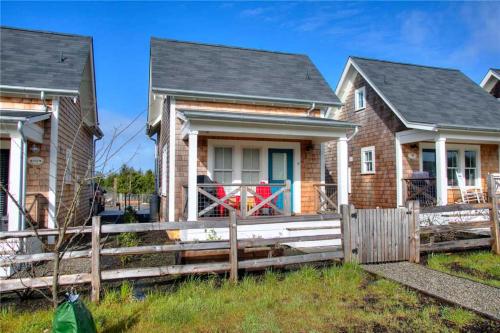 una casa con una valla delante en The Chicken Coop by Seabrook Hospitality, en Pacific Beach