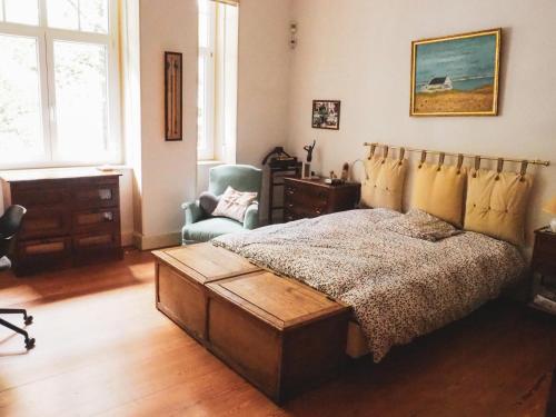 Un pat sau paturi într-o cameră la Appartement de standing 200m²
