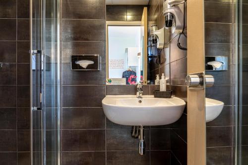 Un baño de Hotel Alpha Paris Eiffel by Patrick Hayat