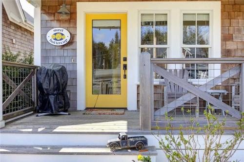 Un coche de juguete en el porche delantero de una casa. en Sweet Buttercup by Seabrook Hospitality, en Pacific Beach
