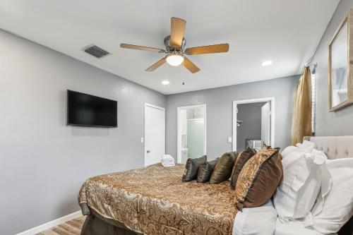 a bedroom with a bed and a ceiling fan at Spacious 3BR Villa in Miami with Fenced Backyard in Miami