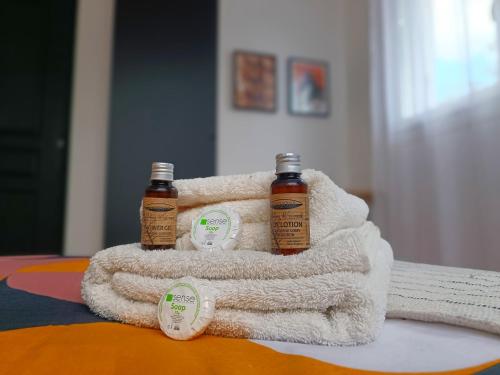 deux serviettes posées sur une table avec deux bouteilles de bière dans l'établissement À 5 min à pied de la gare, du tram et des Rives de l'Orne, à Caen