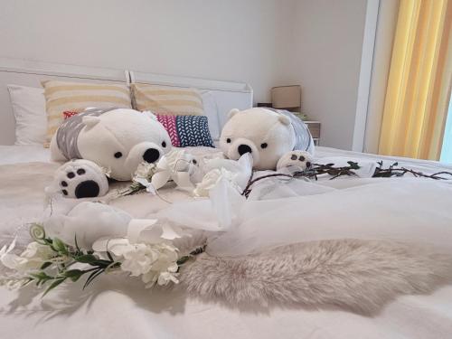 un gruppo di animali di pezza che giacciono su un letto di OSAKA SUNSHINE TOWER92 ad Osaka