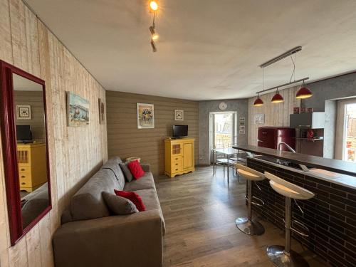 un salon avec un canapé et un bar dans l'établissement Studio charmant aux Sables-d'Olonne, près de la plage - FR-1-197-600, à Les Sables-dʼOlonne