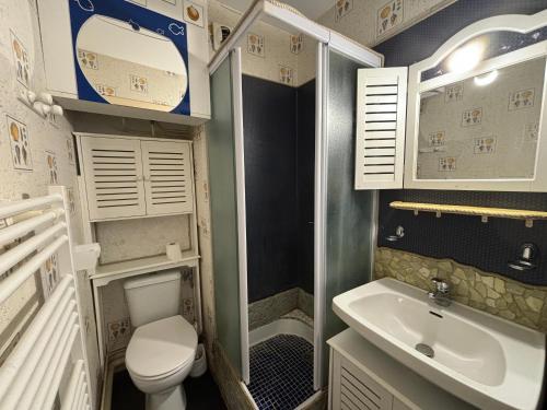 une petite salle de bain avec toilettes et lavabo dans l'établissement Studio charmant aux Sables-d'Olonne, près de la plage - FR-1-197-600, à Les Sables-dʼOlonne