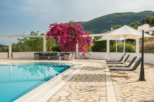 basen z 2 krzesłami i parasolem w obiekcie Cecilia Exclusive Villa Corfu w mieście Doukádes