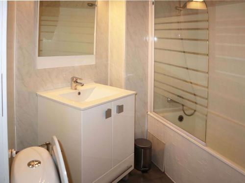 une salle de bain blanche avec un lavabo et une douche dans l'établissement Studio pour 3 au cœur de station - FR-1-322-623, aux Orres