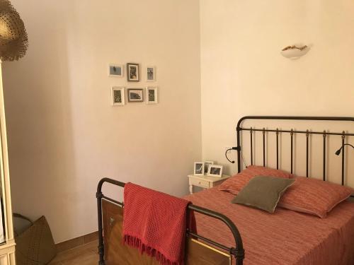 une chambre avec un lit avec une couverture rouge dans l'établissement gite la bergerie en bord d'Aveyron, à Saint-Antonin