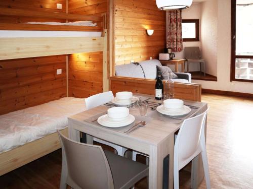 une salle à manger avec une table et un lit dans l'établissement Studio confortable 4 pers., balcon sud, au pied des pistes - Les Orres 1650 - FR-1-322-621, aux Orres