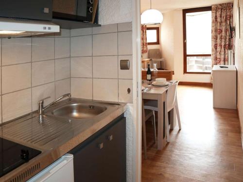 - une cuisine avec un évier et une table dans une chambre dans l'établissement Studio confortable 4 pers., balcon sud, au pied des pistes - Les Orres 1650 - FR-1-322-621, aux Orres