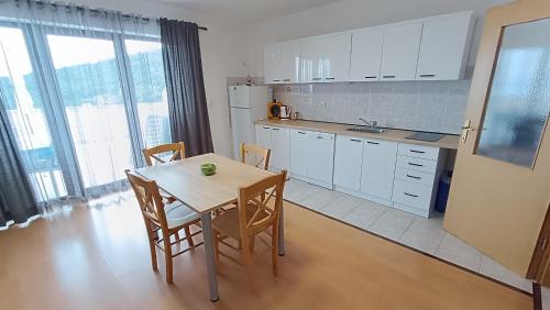 - une cuisine avec une table et des chaises dans la chambre dans l'établissement Apartment Miro, à Matulji
