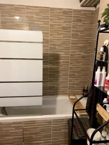 une salle de bain avec douche et baignoire dans l'établissement A cosy 2 bedroom flat, à Villeneuve-la-Garenne