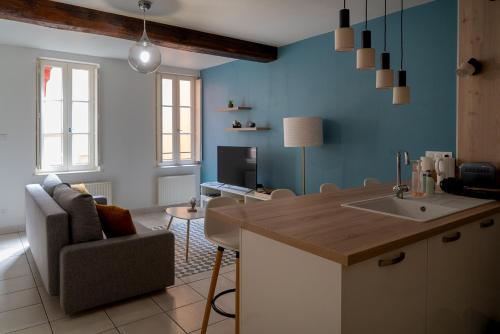 a kitchen with a sink and a living room at App cosi Ile Saint Laurent Chalon Sur Saone in Chalon-sur-Saône