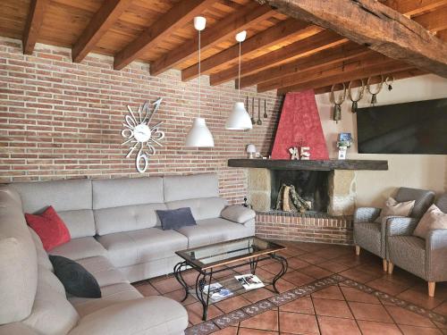 un salon avec un canapé et une cheminée dans l'établissement Casa Rural Aitonaren Etxea, à Urturi