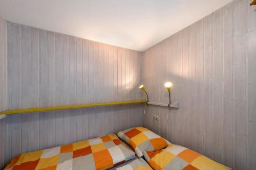 レリクにあるMöve Aba Bungalow 60のベッドルーム1室(ベッド2台付)、壁にランプ2つ