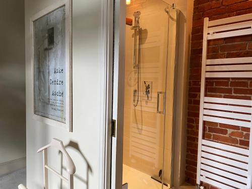 リンカーンにあるLut's Placeのレンガの壁のバスルーム(シャワー付)