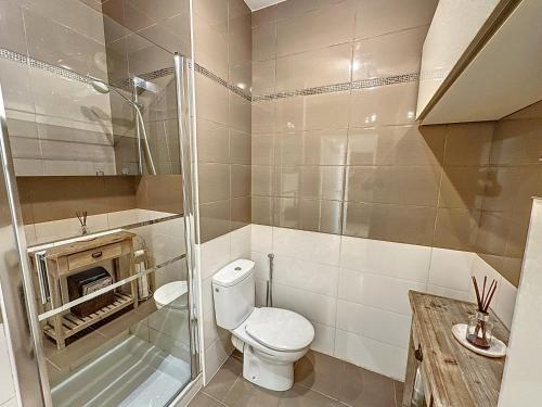 une salle de bain avec toilettes et douche en verre dans l'établissement CAM3 - Beau 2 pièces avec terrasse, à Cannes