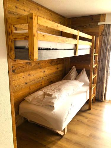 Postel nebo postele na pokoji v ubytování Hotel Christiania Saas-Fee