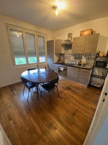 une pièce avec une table et des chaises dans une cuisine dans l'établissement Appartement vue beffroi, à Amiens