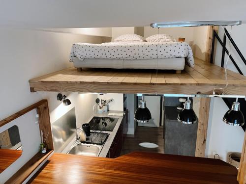 Cette petite chambre comprend un lit et une cuisine. dans l'établissement Casa, à Sète