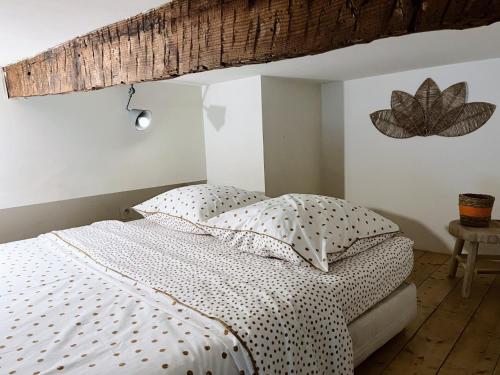 une chambre avec un lit avec un signe de lotus sur le mur dans l'établissement Casa, à Sète