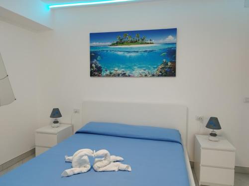 Un dormitorio con una cama con dos toallas encima. en SoleMare Rooms "Acquamarina", en Procida