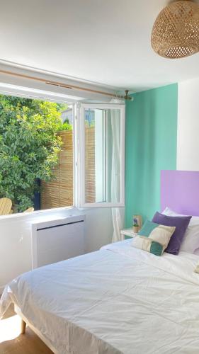 une chambre avec un grand lit et une fenêtre dans l'établissement Casita - Comme une petite maison - Parking gratuit, à Valence