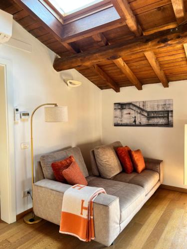 モデナにあるTintoretto 15の木製天井のリビングルーム(ソファ付)