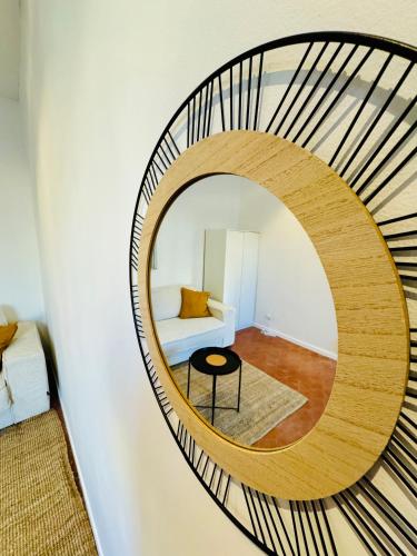 un escalier circulaire dans une pièce avec un miroir dans l'établissement Studio au calme à 2 pas de tout, à Marseille