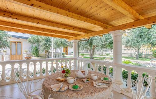 a table on a balcony with a wooden ceiling at Villa Gladiolo in Marzamemi