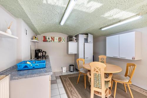 a kitchen with a table and chairs in a room at Familienhaus in Arnsdorf