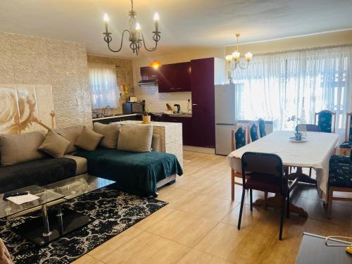 ein Wohnzimmer mit einem Sofa und einem Tisch in der Unterkunft Elegant84 in Johannesburg