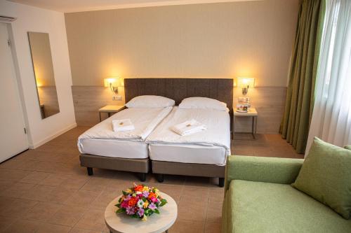 Postel nebo postele na pokoji v ubytování Hotel Nessi Locarno