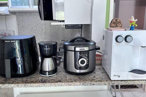 Kuchnia lub aneks kuchenny w obiekcie Apartamento 2 suítes em frente praia de camboinhas