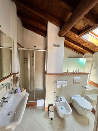 モデナにあるTintoretto 15の洗面台2つとシャワー付きのバスルーム