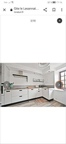 une pièce avec des meubles blancs et un mur blanc dans l'établissement Gite le leoannatim, à Ruoms