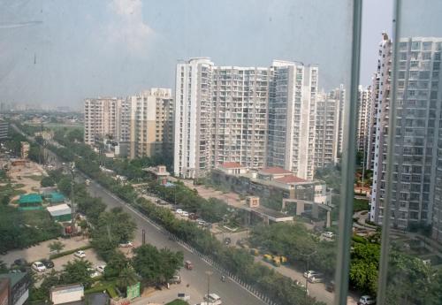 Pemandangan umum bagi Noida atau pemandangan bandar yang diambil dari apartmen